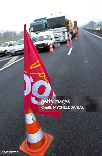 Des chauffeurs routiers bloquent, le 25 novembre 2002 le périphérique sud de Caen, à la hauteur du centre routier, à l'appel de la CGT. Une centaine...