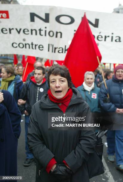 Arlette Laguiller, porte-parole de Lutte ouvrière, manifeste parmi plusieurs centaines de personnes, le 14 décembre 2002 à Paris, dans le cadre d'une...