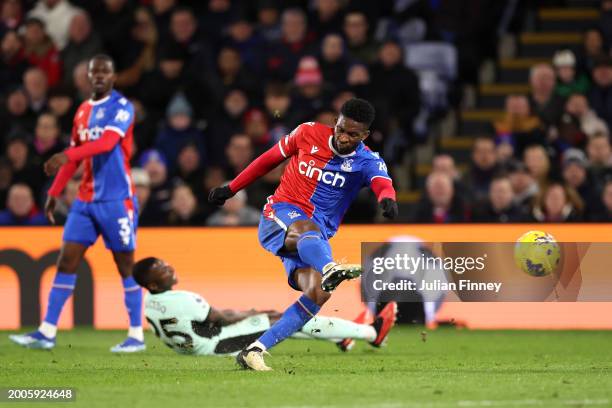 Jefferson Lerma of Crystal Palace scores his team's first goal during the Premier League match between Crystal Palace and Chelsea FC at Selhurst Park...