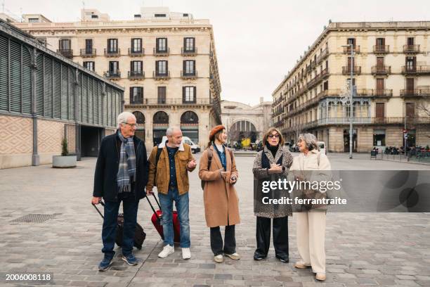 tourist guide showing the city to group of seniors - pensioners demonstrate in barcelona stock pictures, royalty-free photos & images