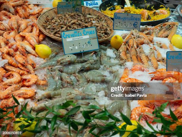 fresh seafood on ice for sale at the market, paris, france - fischmousse stock-fotos und bilder