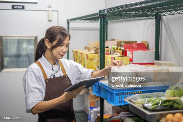 chef comprobando las existencias en el trastero - calidad fotografías e imágenes de stock