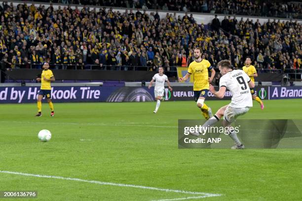 Sasa Kalajdzic of Eintracht Frankfurt scores the 0-2 during the UEFA Europa League play-off match between R. Union Sint Gillis and Eintracht...