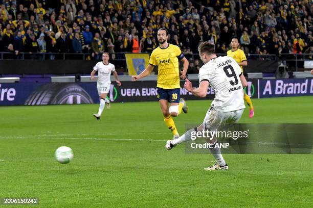 Sasa Kalajdzic of Eintracht Frankfurt scores the 0-2 during the UEFA Europa League play-off match between R. Union Sint Gillis and Eintracht...