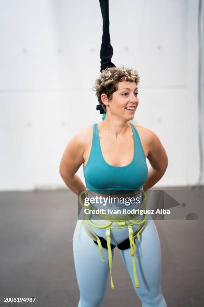 adult woman smiling while bungee jumping - woman bungee jumping stock pictures, royalty-free photos & images