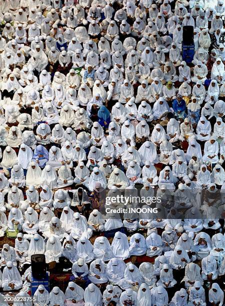 Muslim women pray at Istiqlal mosque in Jakarta, 18 August 2003. The faithfuls offered prayers for the victims and family members of the JW Marriot...