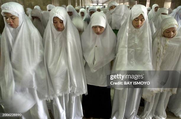 Muslim women pray at Istiqlal mosque in Jakarta, 18 August 2003. The faithfuls offered prayers for the victims and family members of the JW Marriot...