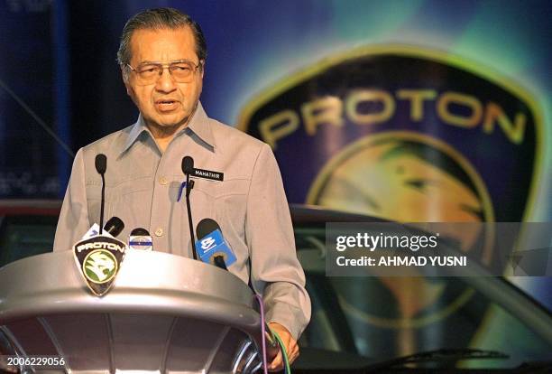 Malaysian Prime Minister Mahathir Mohammad deliver his speech during the launch of a new Proton car model in Putrajaya, south of Kuala Lumpur, 07...