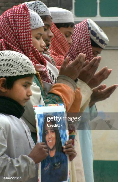 Muslim children pray in memory of Indian-born US astronaut Kalpana Chawla at Kher-U-Din mosque in Amritsar, 06 January 2003. Meanwhile, French Prime...