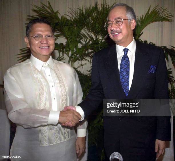 Malaysian Defence Minister Najib Tun Razak shakes hands with his Philippine counterpart, Angelo Reyes , after a press conference in Manila, 29 April...