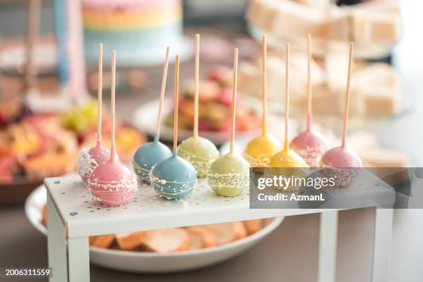 pastel cake pops adorning baby shower sweet table - cupcake bildbanksfoton och bilder