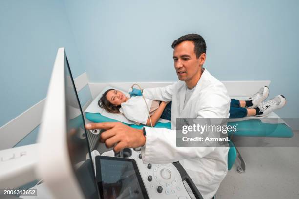 ecografista asiático de adultos medios en acción - garganta fotografías e imágenes de stock