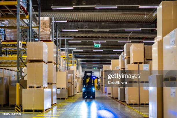 trabajador almacén conducir una carretilla elevadora - carretilla elevadora fotografías e imágenes de stock