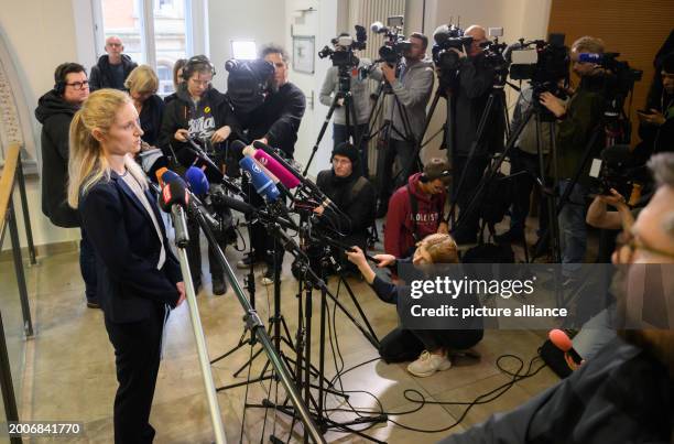 Lisa Rust Calgary Lower Case B Photos and Premium High Res Pictures - Getty Images
