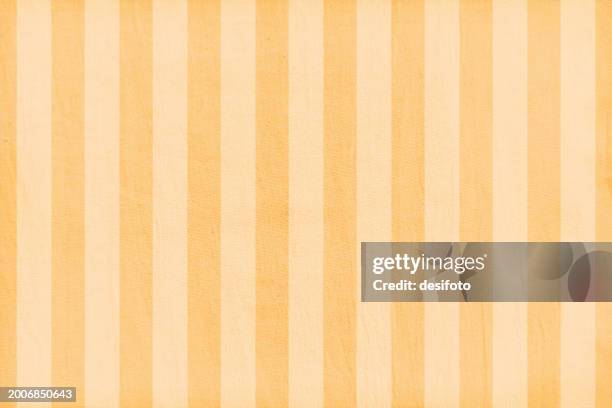 ilustraciones, imágenes clip art, dibujos animados e iconos de stock de fondo vectorial horizontal vacío de color marrón claro o beige como pared o papel encalado pintado texturizado con patrón de rayas paralelas estrechas manchadas verticales de estilo retro por todas partes - fondo beige