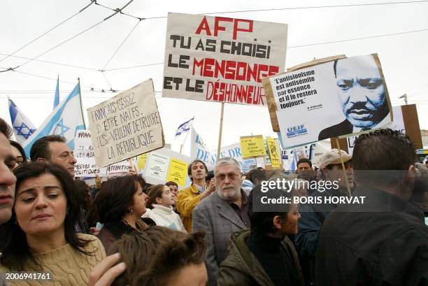 Plusieurs milliers de personnes manifestent, le 07 avril 2002 dans les rues de Marseille, pour protester "contre l'antisémitisme, le terrorisme", et...