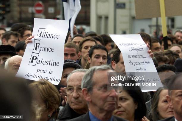 Des personnes manifestent dans le centre de Strasbourg, le 07 avril 2002, à l'appel du Conseil représentatif des institutions juives de France et...