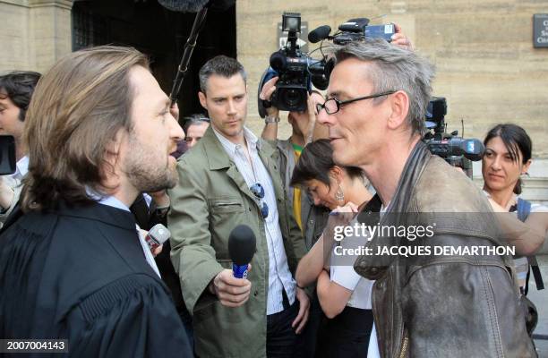 Marc Machin , le père du condamné du même nom, discute avec l'avocat de la famille, Louis Balling, le 05 mai 2008 devant le palais de justice de...