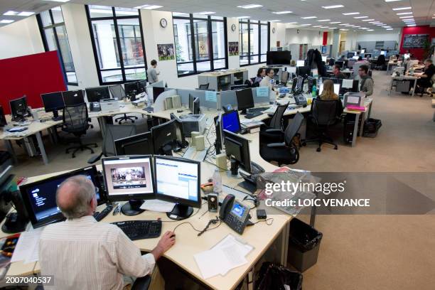 Des journalistes de l'AFP travaillent au service des sports, le 20 janvier 2011 dans les locaux de l'Agence France Presse rue Vivienne à Paris. AFP...