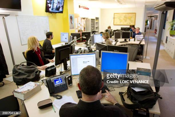 Des journalistes de l'AFP travaillent au service Multimédia, le 20 janvier 2011 dans les locaux de l'Agence France Presse rue Vivienne à Paris. AFP...