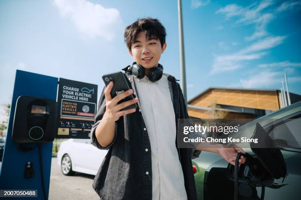 ev car me hace la vida muy fácil. - crisis de petróleo fotografías e imágenes de stock