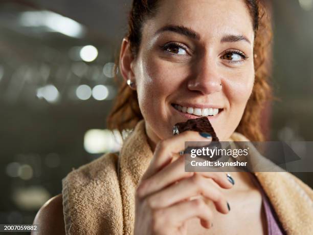 eating protein bar on a break! - energiereep stockfoto's en -beelden