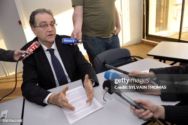 Le procureur de la République de Nîmes Robert Gelli s'exprime, le 27 février 2012, lors d'un point presse à Nîmes, après le décès d'une enfant de...