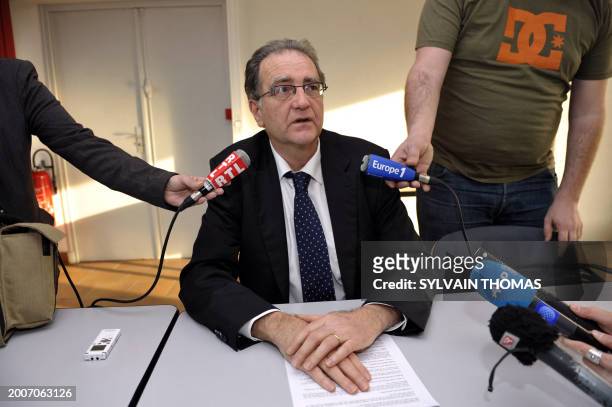 Le procureur de la République de Nîmes Robert Gelli s'exprime, le 27 février 2012, lors d'un point presse à Nîmes, après le décès d'une enfant de...