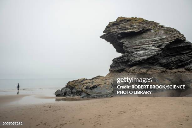 carreg bica, llangrannog beach, ceredigion, wales, uk - ordovicium stockfoto's en -beelden