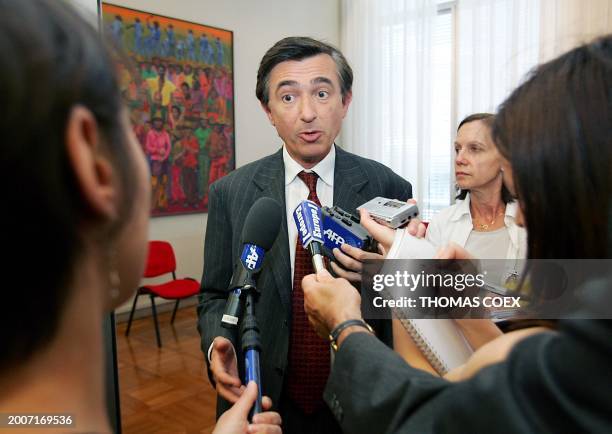 Philippe Douste-Blazy, ministre de la Santé, est interrogé par les journalistes avant de présider le 16 juin 2004, la réunion de la Commission des...