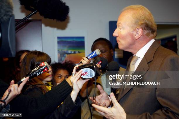 Le ministre de l'immigration et de l'identité nationale Brice Hortefeux s'adresse à des journalistes lors d'une rencontre avec des membres de...