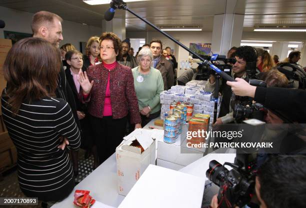 La ministre du logement Christine Boutin s'entretient avec le président des Restos du coeur Olivier Berthe, le 03 décembre 2007 à Paris, lors d'une...