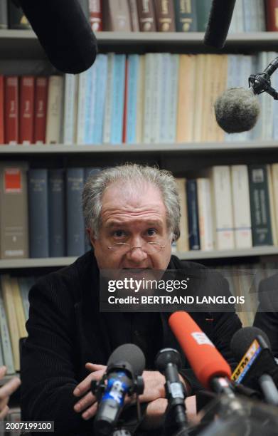 Avocat du député socialiste Julien Dray, Léon-Lef Forster tient une conférence de pressse, le 19 décembre 2008 à Paris, après la perquisition, ce...