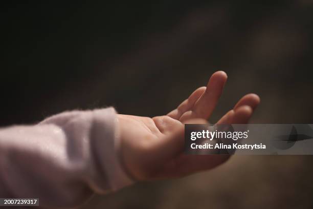 hand of baby photographing in dark tone - sólo bebés fotografías e imágenes de stock