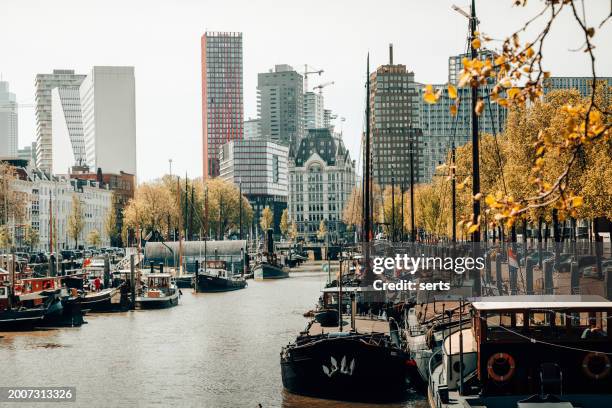 journée ensoleillée à rotterdam : vue du centre historique et du port d’oude haven à rotterdam, pays-bas - rotterdam holland photos et images de collection
