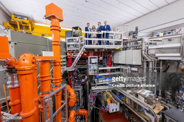 February 2024, Bavaria, Garching: Robert Habeck , Federal Minister of Economics, Sibylle Günter, Scientific Director of the Max Planck Institute for...