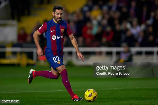 Ilkay Gundogan of FC Barcelona with the ball during the LaLiga EA Sports match between FC Barcelona and Granada CF at Estadi Olimpic Lluis Companys...
