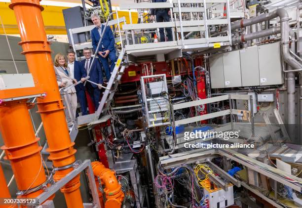 February 2024, Bavaria, Garching: Sibylle Günter , Scientific Director of the Max Planck Institute for Plasma Physics, Robert Habeck Federal Minister...