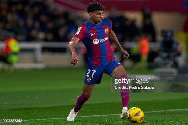 Lamine Yamal of FC Barcelona with the ball during the LaLiga EA Sports match between FC Barcelona and Granada CF at Estadi Olimpic Lluis Companys on...
