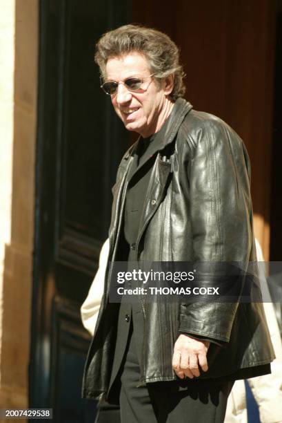 Le comédien Michel Creton quitte l'église Saint-Roch à Paris, le 31 mars 2003 à l'issue des obsèques de l'acteur Daniel Ceccaldi qui est décédé à...