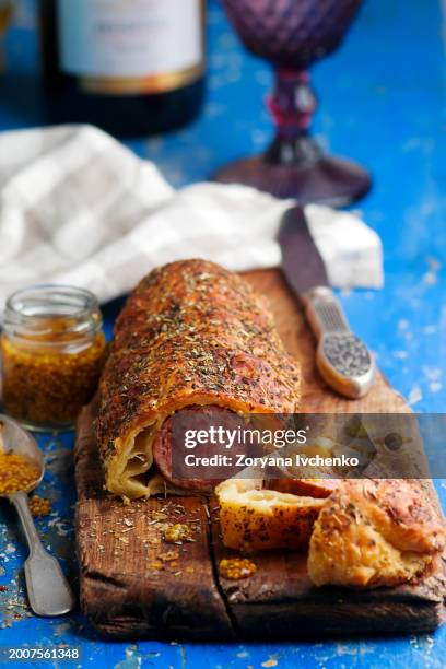 baked sausage roll - grainy mustard 個照片及圖片檔