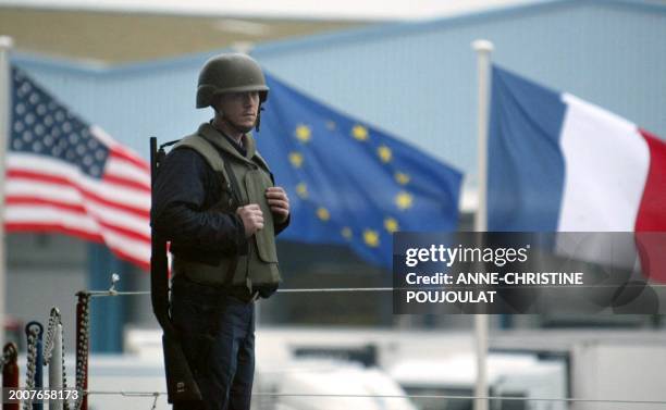 Un militaire de l'armée américaine se trouve sur le pont d'envol du porte-avion américain USS Truman, qui a accosté le 23 décembre 2002 à Marseille,...