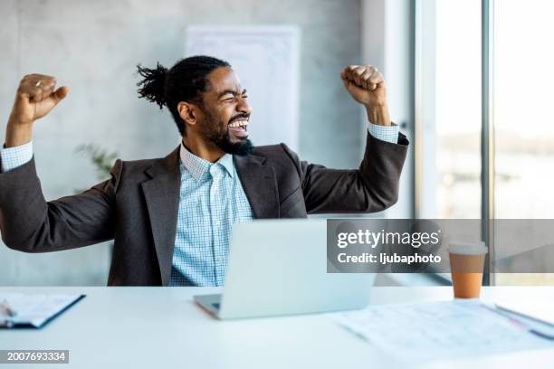 gewinner, computer und geschäftsmann, der mit neuigkeiten, ergebnissen und ja für bonus, beförderung oder erfolg im amt gewinnt. - faust in die luft stoßen stock-fotos und bilder