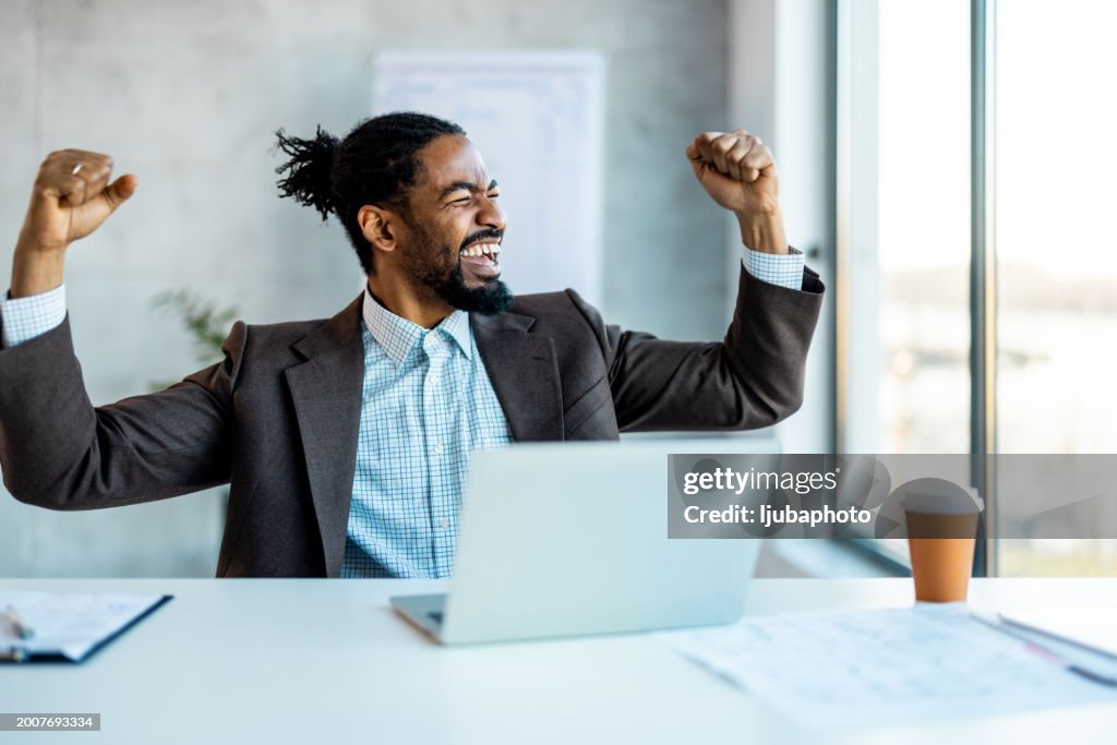 Vincitore, calcolatore e uomo d'affari vincente con notizie, risultati e sì per bonus, promozione o successo in ufficio.