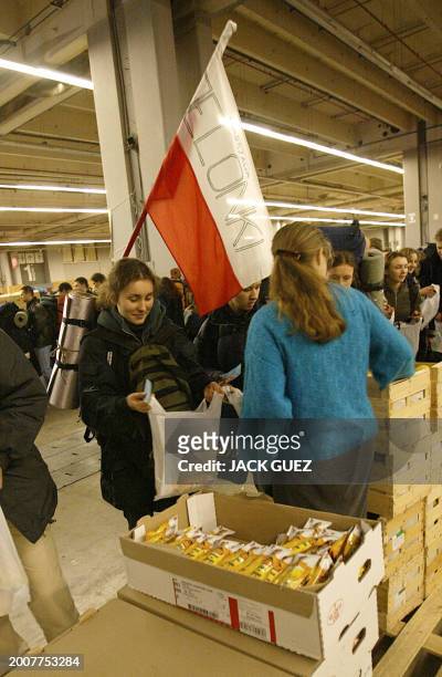 De jeunes chrétiens venus de toute l'Europe et notamment de l'Est, reçoivent un "panier-repas" le 28 décembre 2002 dans un hall du parc des...