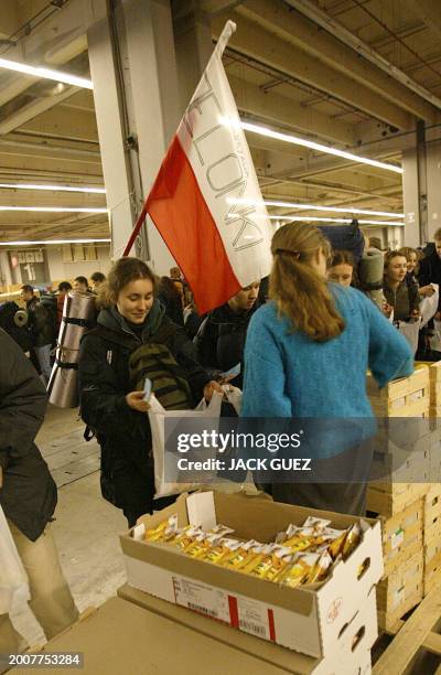 De jeunes chrétiens venus de toute l'Europe et notamment de l'Est, reçoivent un "panier-repas" le 28 décembre 2002 dans un hall du parc des...