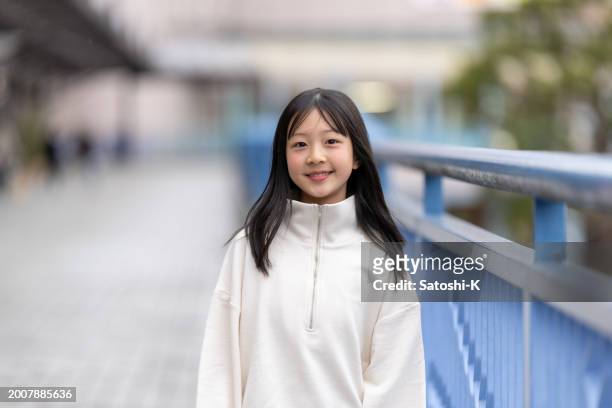駅前広場に立つ10代の少女の肖像画 - 若い カワイイ 女の子 日本人 ストックフォトと画像
