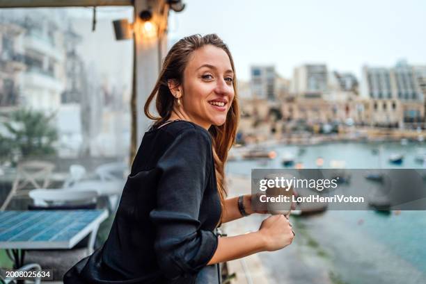 fröhliche frau mit kaffee in st. julian's, malta - kaffee macchiato stock-fotos und bilder