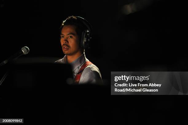 Dougy Mandagi of The Temper Trap on TV show Live From Abbey Road, Abbey Road Studios, London, 1st March 2007.