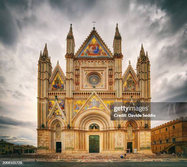 front view of the church duomo in orvieto - orvieto stock pictures, royalty-free photos & images